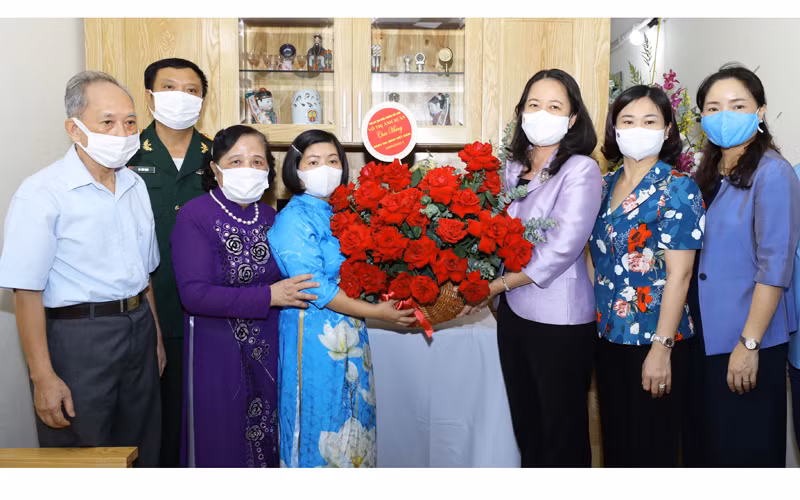 Phó Chủ tịch nước Võ Thị Ánh Xuân thăm gia đình tiêu biểu ở Hà Nội