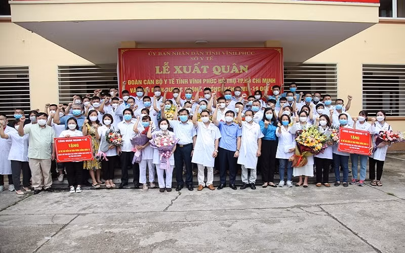 Chủ tịch UBND tỉnh Vĩnh Phúc tặng quà các thành viên đoàn công tác. (Ảnh: Dương Chung)