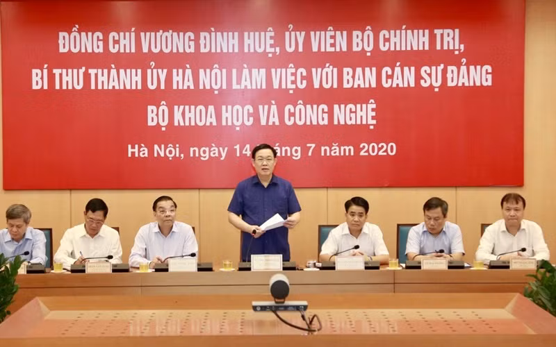 Đồng chí Vương Đình Huệ, Ủy viên Bộ Chính trị, Bí thư Thành ủy Hà Nội phát biểu ý kiến tại buổi làm việc.