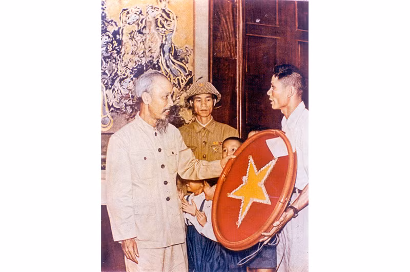 Đáp lại tình cảm của Người, ngay sau ngày Hà Nội giải phóng, những người thợ điện Thủ đô kính tặng Bác biểu tượng Sao Vàng năm cánh kết bằng bóng đèn.