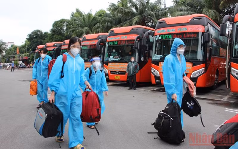 Người dân Hà Tĩnh về quê sáng 17/10 tại Bến xe Miền Đông.