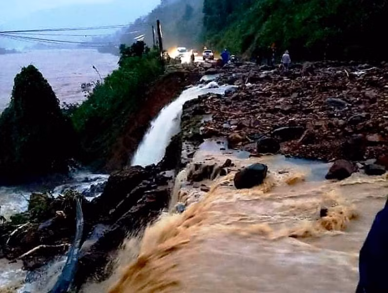 Sạt lở ở km 50 Quốc lộ 9, đoạn qua huyện miền núi Đắkrông, tỉnh Quảng Trị. 
