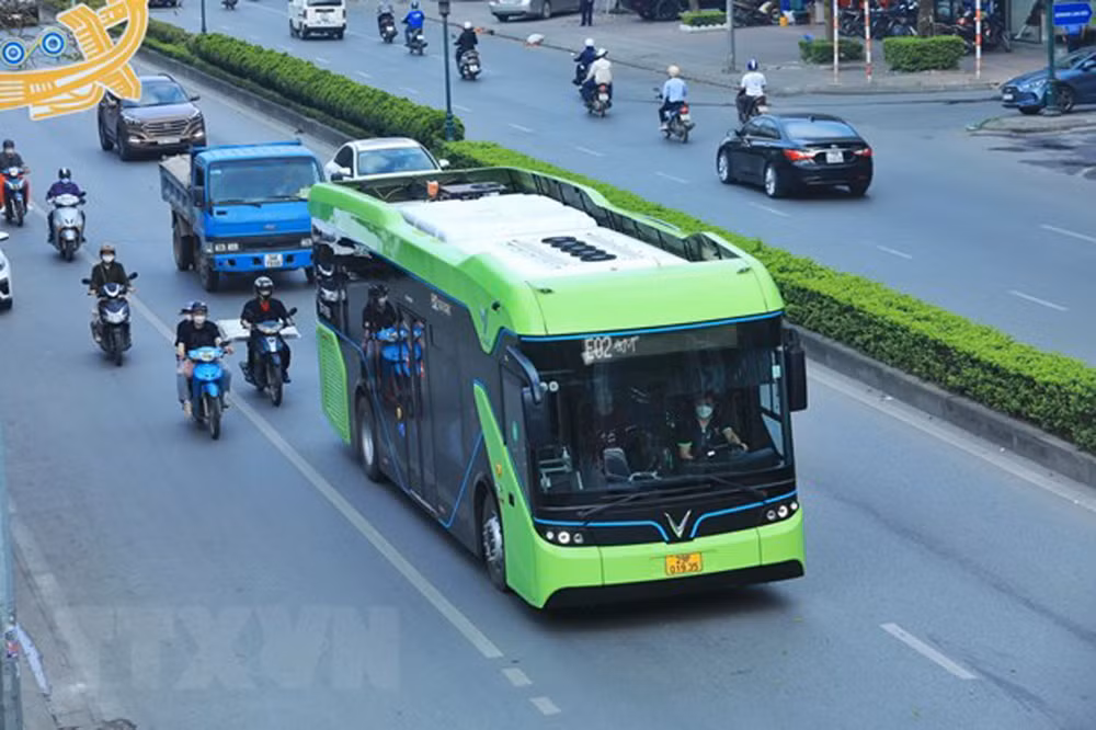 Hình ảnh các tuyến xe buýt điện ở Hà Nội vận hành ổn định -0