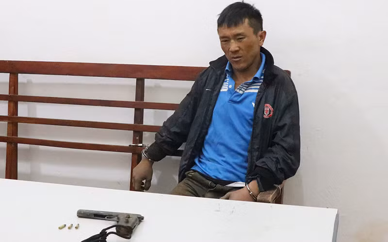 Sềnh A Ly cùng vũ khí khi bị bắt giữ.