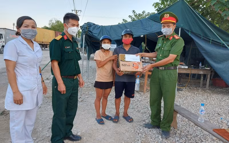 Tổ công tác trực chốt kiểm dịch trao tặng phần quà cho vợ chồng anh Hoàng Văn Cương và Trịnh Thị Tòng.
