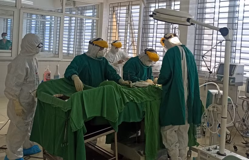 Ca phẫu thuật cấp cứu bệnh nhân viêm ruột thừa dương tính với SARS-CoV-2 đã thành công.