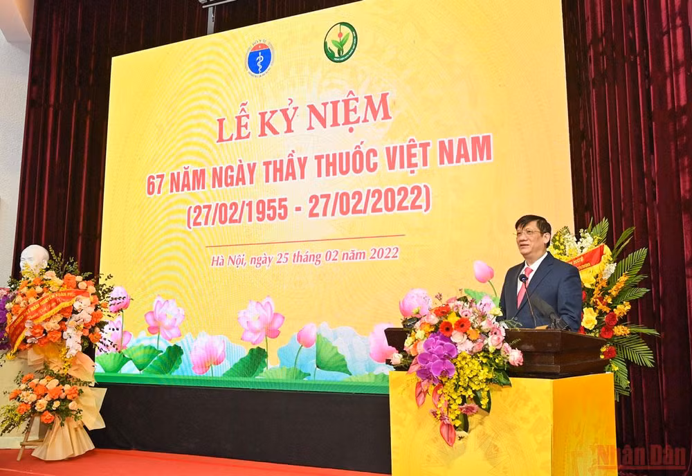 Chủ tịch Quốc hội Vương Đình Huệ thăm, chúc mừng các bác sĩ, nhân viên y tế -0