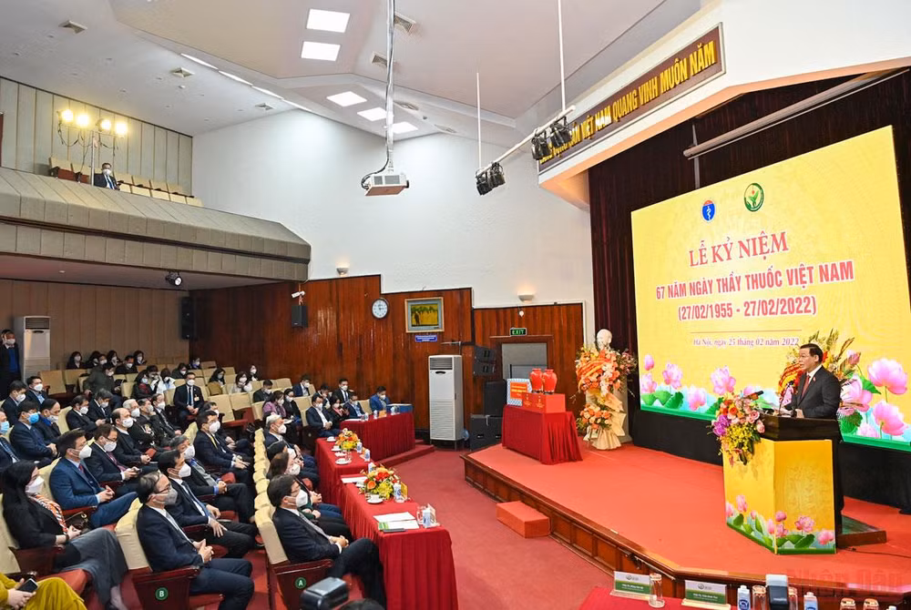 Chủ tịch Quốc hội Vương Đình Huệ thăm, chúc mừng các bác sĩ, nhân viên y tế -0