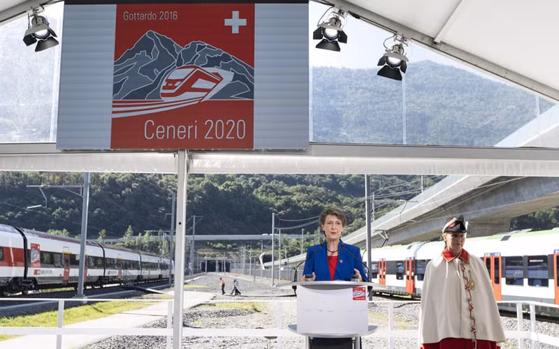 Tổng thống Thụy Sĩ phát biểu tại lễ thông hầm đường sắt Ceneri (Ảnh: swissinfo.ch)