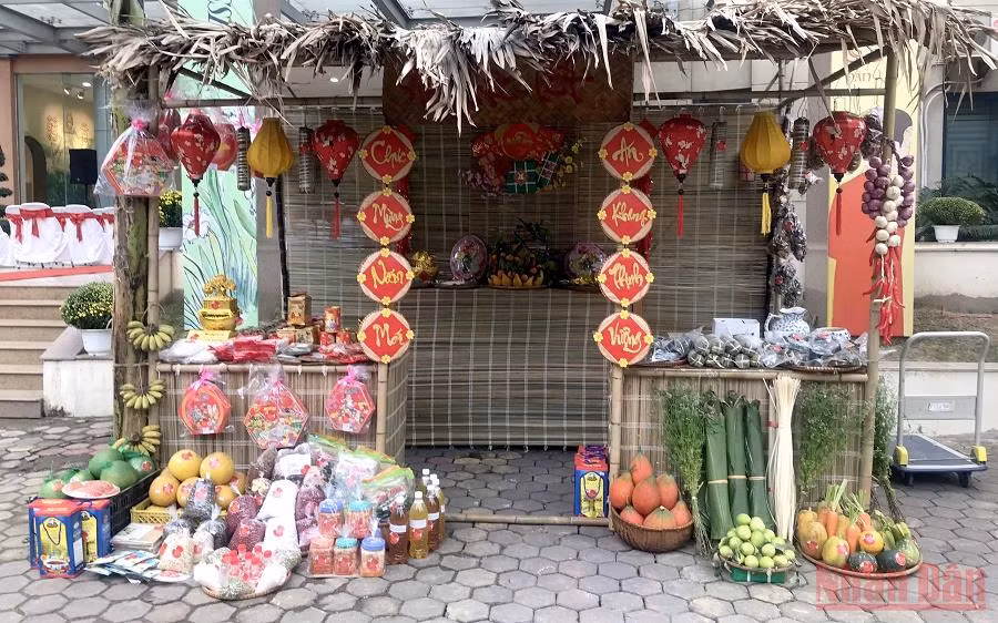 Tái dựng một gian hàng Tết xưa.