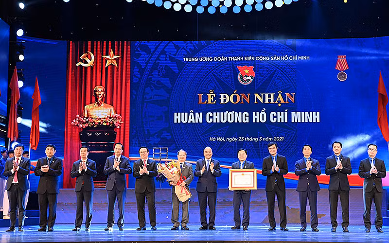 Thủ tướng Nguyễn Xuân Phúc trao Huân chương Hồ Chí Minh tặng Đoàn TNCS Hồ Chí Minh.
