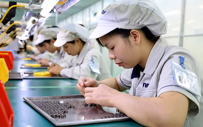 Sản xuất linh kiện điện tử tại Công ty Origin Manufactures Vietnam (doanh nghiệp FDI Nhật Bản) tại Khu công nghiệp Ðồng Văn, tỉnh Hà Nam. Ảnh: VIẾT CHUNG