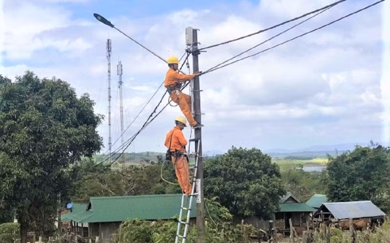 Đoàn viên, thanh niên Công ty Điện lực Đắk Lắk thi công công trình thắp sáng đưa quê cho buôn Pa, buôn căn cứ cách mạng xã Cư Prao, huyện vùng sâu M’đrắk.