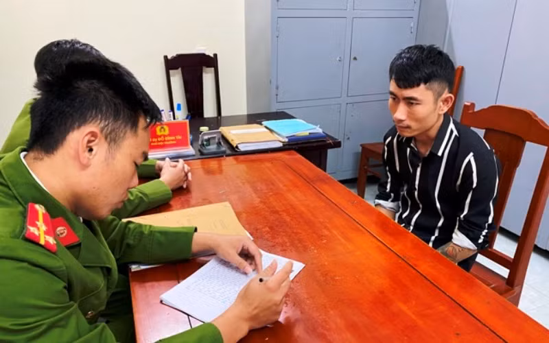 Công an lấy lời khai của đối tượng liên quan.