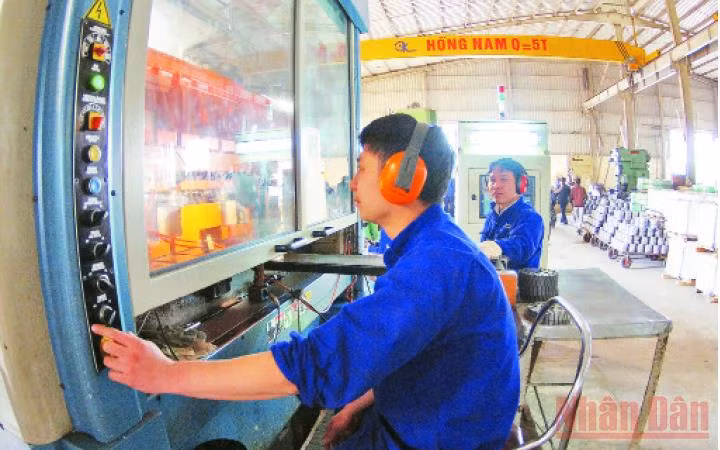 Công nhân Công ty cổ phần Điện cơ Thống Nhất trong giờ làm việc. (Ảnh: DUY LINH)