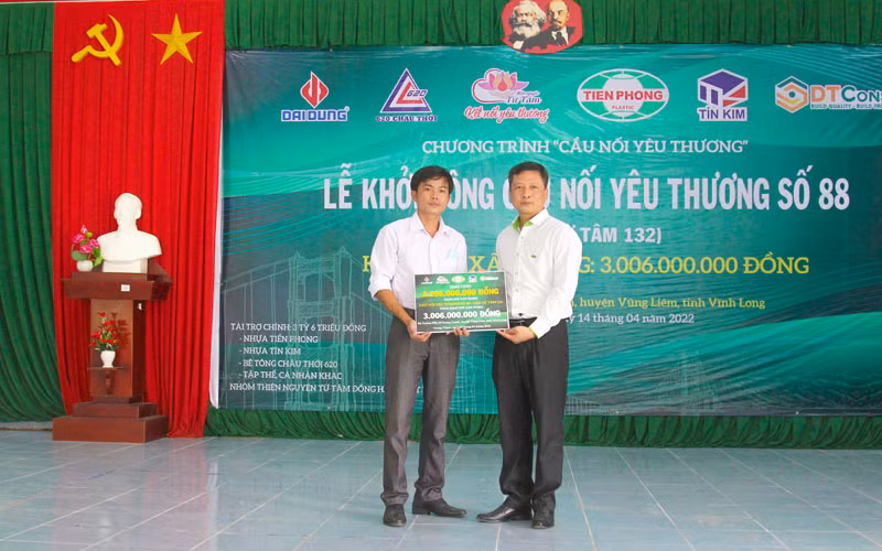 Lãnh đạo Công ty Nhựa Tiền phong trao bảng tượng trưng. (Ảnh: BÁ DŨNG) 