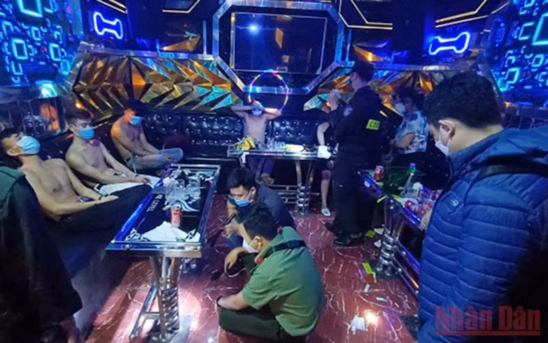 Các đối tượng tàng trữ, sử dụng trái phép chất ma túy tại quán Karaoke Level. 