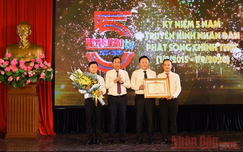 Tổng Biên tập Báo Nhân Dân Thuận Hữu trao Bằng khen của Thủ tướng Chính phủ cho lãnh đạo Trung tâm Truyền hình Nhân Dân nhân kỷ niệm 5 năm ngày phát sóng chính thức. Ảnh: THỦY NGUYÊN