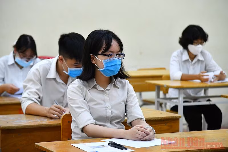 Thí sinh chờ phát đề môn Ngữ văn, Kỳ thi tốt nghiệp THPT 2020 tại Điểm thi Trường THPT Việt Đức, Hà Nội (Ảnh: THUỶ NGUYÊN)