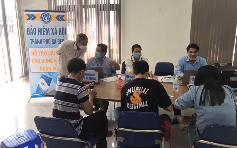 Cán bộ BHXH TP Sa Đéc (Đồng Tháp) hướng dẫn cài đặt VssID cho người lao động trong KCN Sa Đéc.