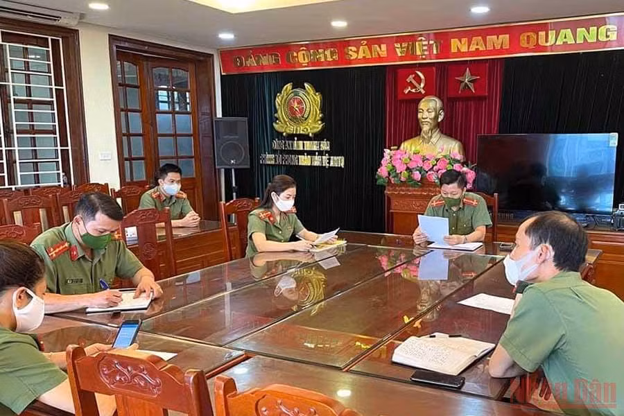 Đoàn viên thanh niên các đơn vị Công an trong tỉnh hăng hái tham gia viết đơn tình nguyện để được tham gia tuyến đầu phòng, chống dịch Covid-19.