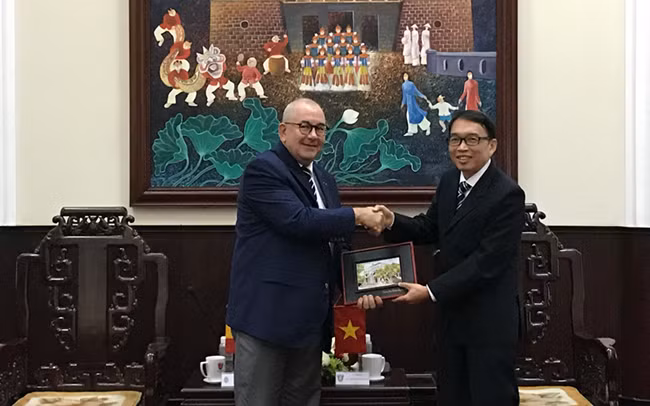 Đại học Huế chú trọng hợp tác, liên kết đào tạo đại học và sau đại học với các đối tác nước ngoài. Trong ảnh: Giám đốc Đại học Huế tiếp Đại sứ Vương quốc Bỉ tại Việt Nam.