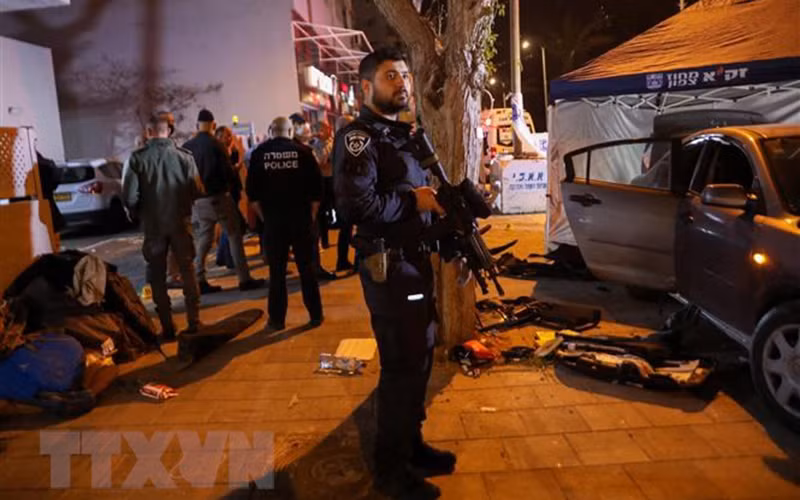 Lực lượng an ninh điều tra tại hiện trường vụ tấn công ở thành phố Hadera, miền Trung Israel ngày 27/3/2022. (Ảnh: AFP/TTXVN)
