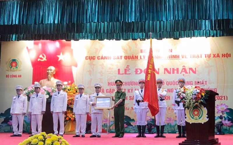 Cục Cảnh sát Quản lý hành chính về trật tự xã hội đón nhận Huân chương Bảo vệ Tổ quốc hạng Nhất. 