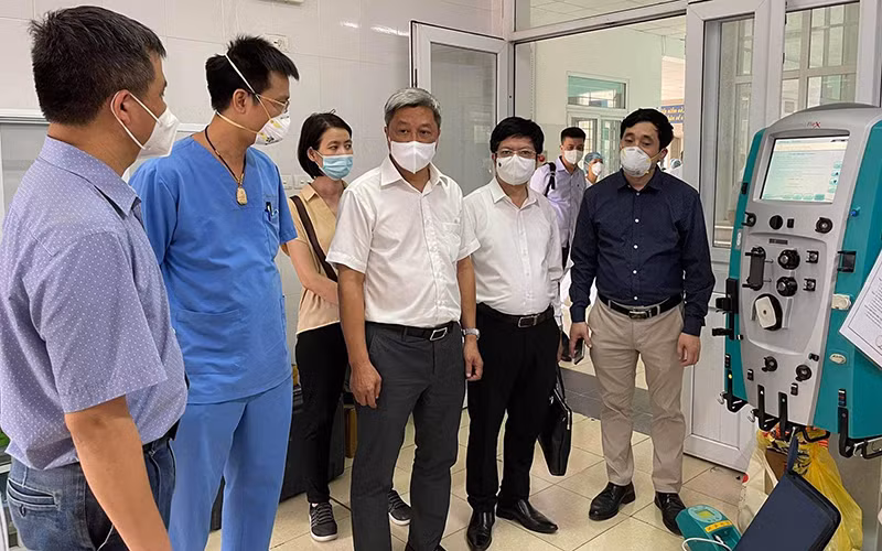 Thứ trưởng Nguyễn Trưởng Sơn kiểm tra đơn vị điều trị tích cực (ICU) mới được Bệnh viện Bạch Mai hỗ trợ thiết lập tại Bệnh viện Phổi tỉnh Bắc Giang.