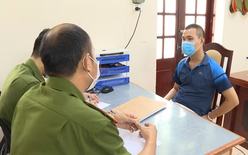 Công an lấy lời khai của Ngô Văn Phương.