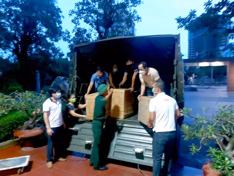 Cán bộ, phóng viên Báo Nghệ An bốc hàng lên xe hỗ trợ người dân 2 bản La Ngan, Lưu Tiến.