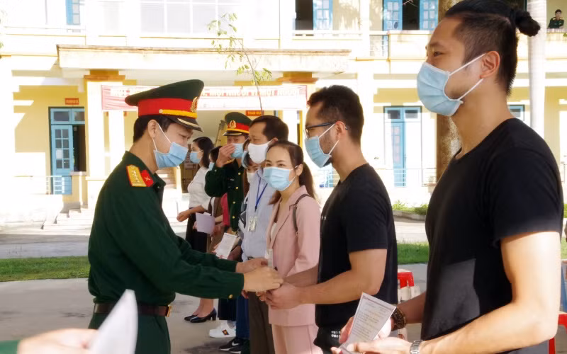 Đại diện Bộ Chỉ huy Quân sự tỉnh trao giấy chứng nhận hoàn thành thời gian cách ly cho các công dân.