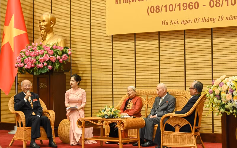 Các nhân chứng lịch sử trao đổi tại buổi tọa đàm.
