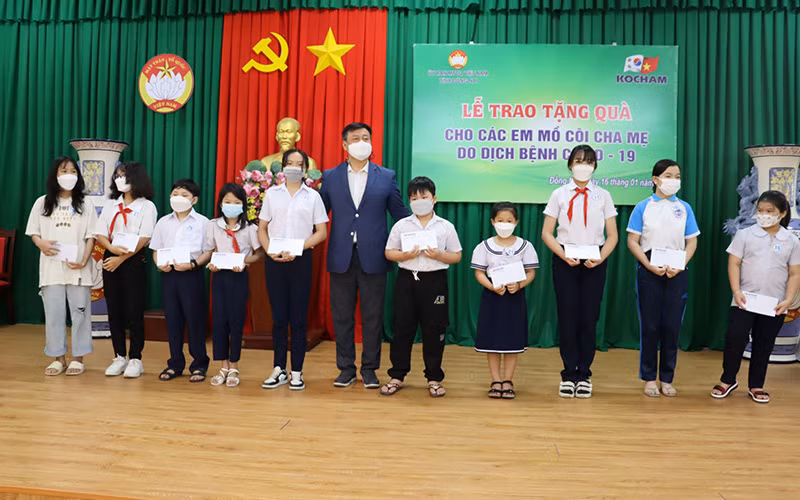 Đại diện nhà tài trợ trao quà cho các em mồ côi cha, mẹ tại TP Biên Hòa (Đồng Nai).