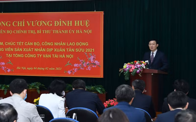 Đồng chí Vương Đình Huệ, Ủy viên Bộ Chính trị, Bí thư Thành ủy phát biểu chúc Tết và động viên cán bộ, công nhân lao động Tổng Công ty Vận tải Hà Nội.