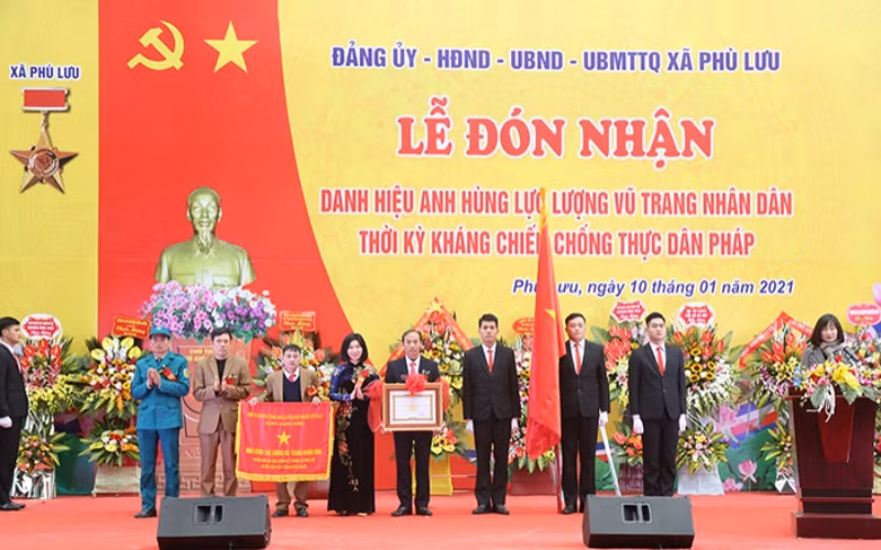 Phó Chủ tịch HĐND TP Hà Nội Phùng Thị Hồng Hà trao tặng danh hiệu Anh hùng Lực lượng vũ trang cho Đảng bộ, chính quyền và nhân dân xã Phù Lưu, huyện Ứng Hòa (Hà Nội).