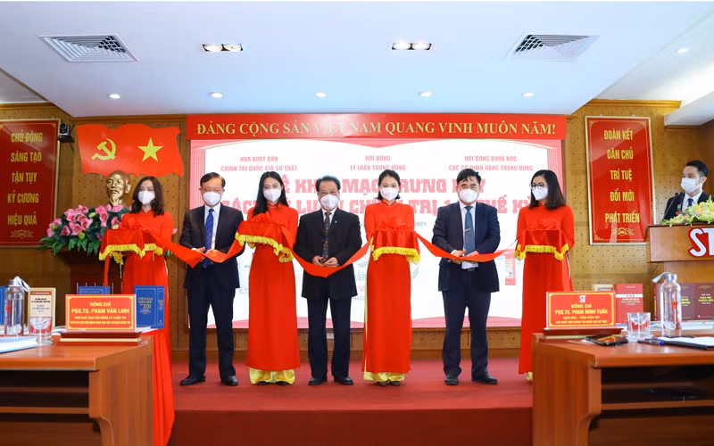 Các đại biểu cắt băng Trưng bày “Sách lý luận chính trị 1/4 thế kỷ”. 