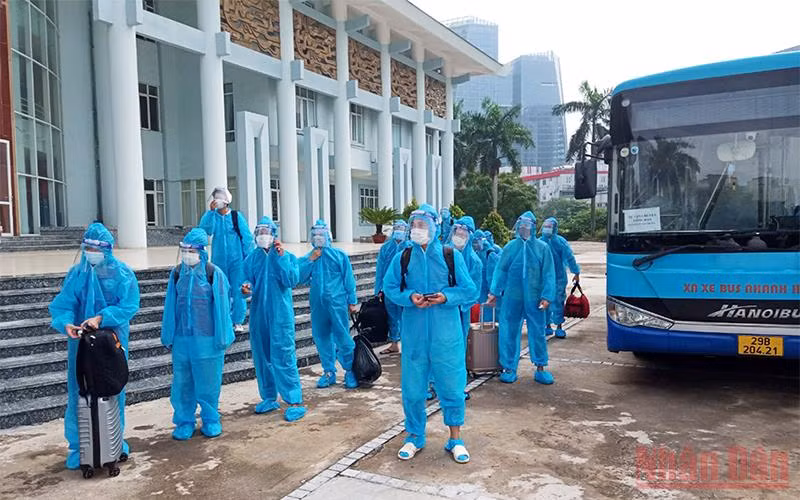 Các công dân ngõ 328 và 330 Nguyễn Trãi, quận Thanh Xuân đi cách ly tập trung do có nhiều F0 trong ngõ. 