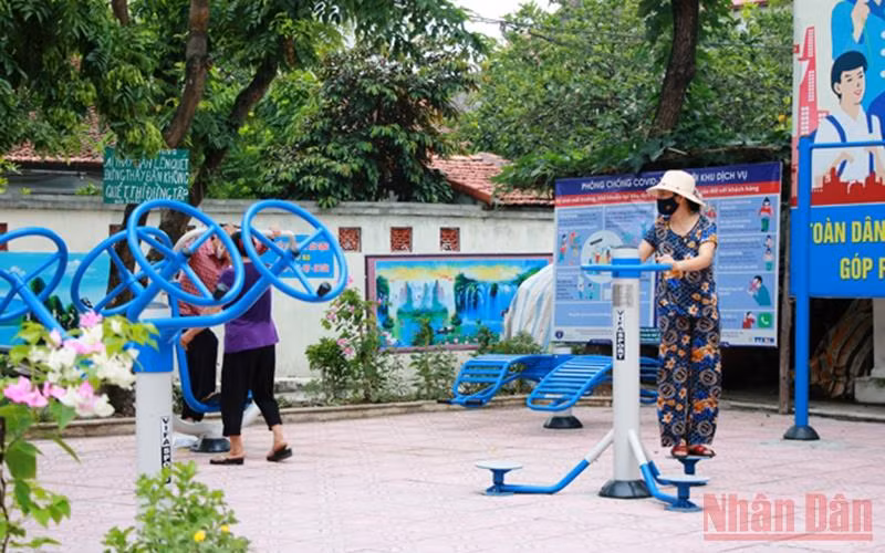 Người dân huyện Đan Phượng tập thể dục ngoài trời. (Ảnh: Nhật Long)