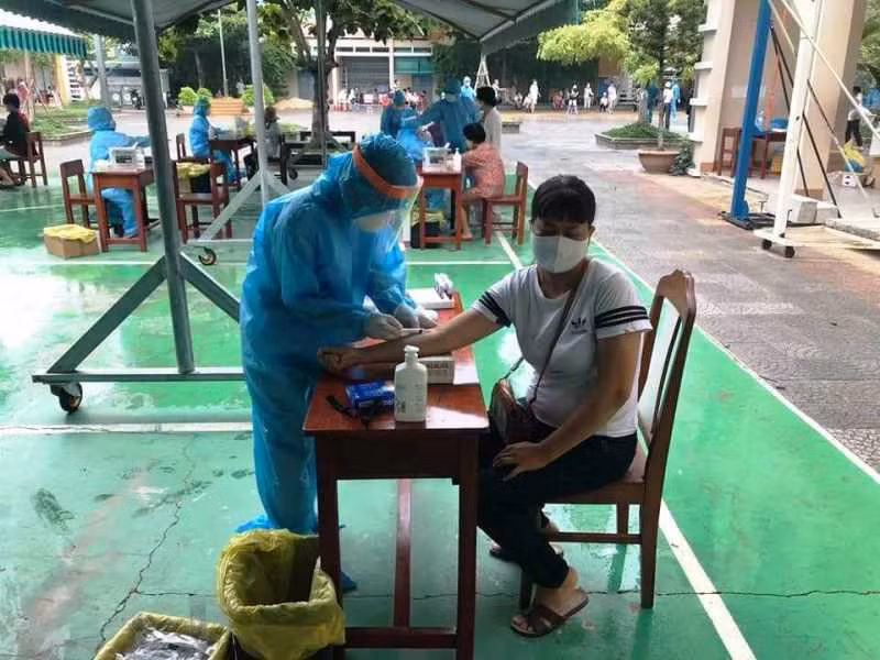 Lực lượng kiểm dịch y tế lấy mẫu xét nghiệm cho người dân.