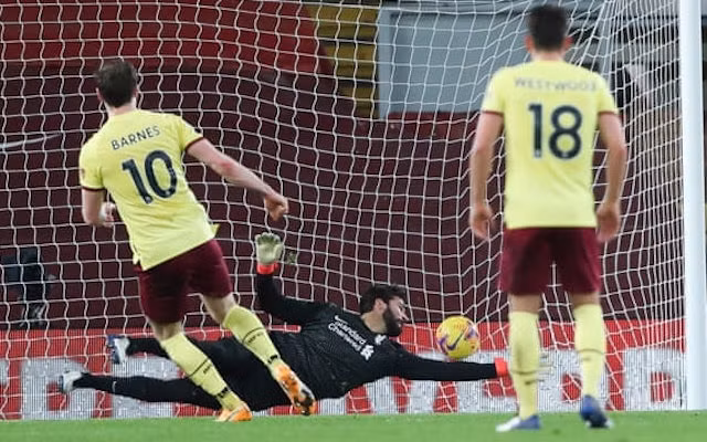 A. Barnes (số 10) ghi bàn thắng duy nhất cho Burnley trên chấm 11m.