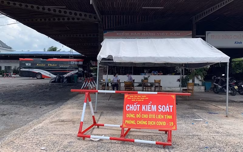 Một chốt kiểm soát dịch Covid-19 đặt tại Trạm dừng được bố trí làm điểm dừng tạm thời cho các xe vận chuyển hành khách trên tuyến Quốc lộ 1A đi ngang qua địa bàn tỉnh Bình Thuận