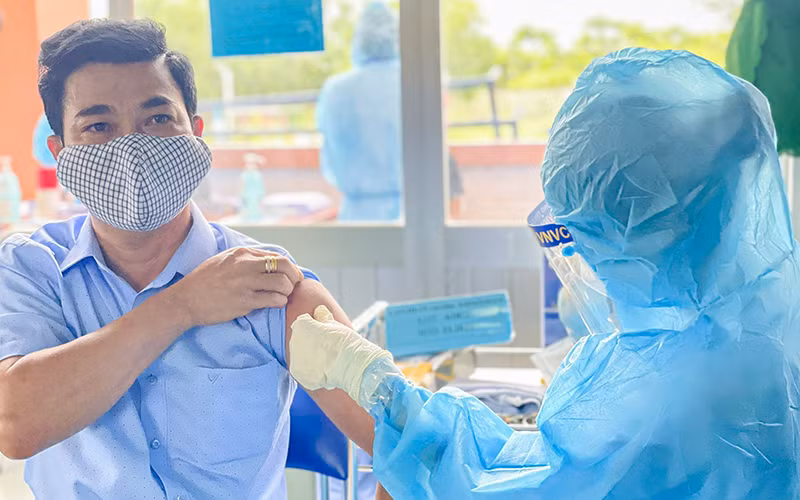 Tiêm vaccine cho người dân tại TP Thuận An, Bình Dương.