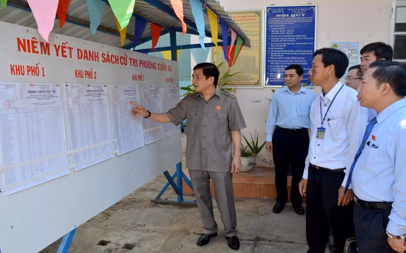  Đồng chí Bùi Văn Cường, Ủy viên Trung ương Đảng, Ủy viên Ủy ban Thường vụ Quốc hội, Trưởng Đoàn giám sát của Ủy ban Thường vụ Quốc hội kiểm tra việc niêm yết danh sách cử tri tại phường Xuân An, TP Phan Thiết.