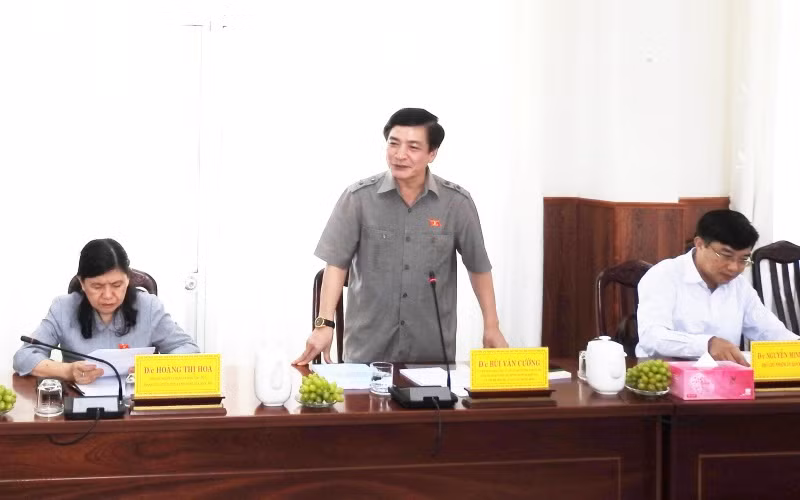 Đồng chí Bùi Văn Cường, Ủy viên T.Ư Đảng, Ủy viên Ủy ban Thường vụ Quốc hội, Tổng Thư ký Quốc hội, Chủ nhiệm Văn phòng Quốc hội, Ủy viên Hội đồng bầu cử quốc gia phát biểu ý kiến tại buổi làm việc với tỉnh Ninh Thuận.