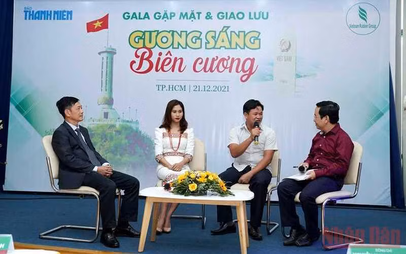 Ban tổ chức giao lưu với các gương sáng biên cương.