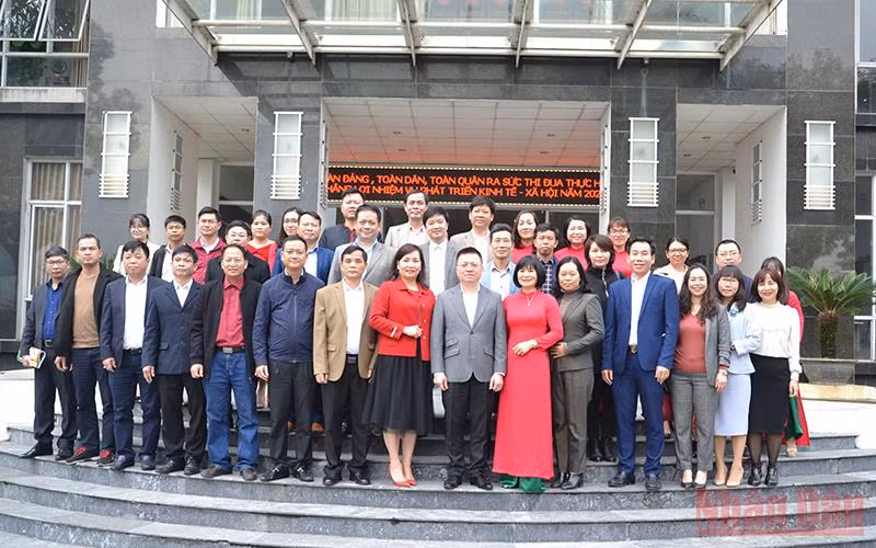 Đồng chí Lê Quốc Minh chụp ảnh lưu niệm với cán bộ, nhân viên Báo Lào Cai.