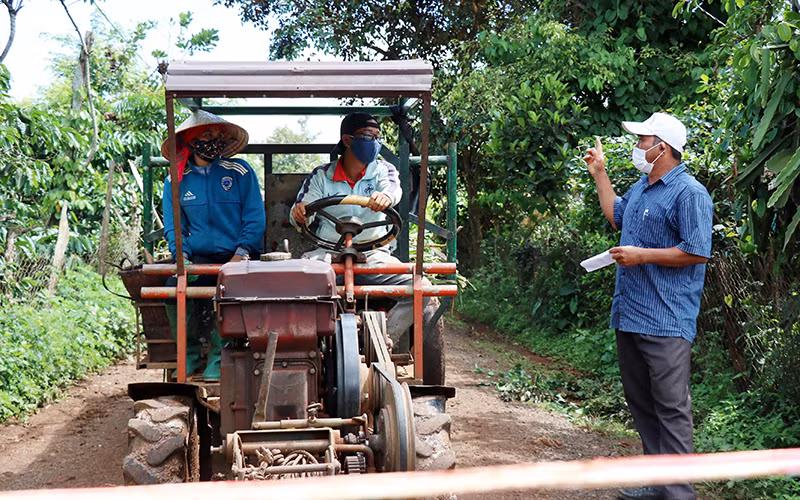 Ông Y Tôn Niê (trái), buôn Gram A2, xã Cư Bao, thị xã Buôn Hồ (Ðắk Lắk) chốt chặn tuyến đường liên buôn để thực hiện mô hình "thôn giữ lấy thôn, buôn giữ lấy buôn". Ảnh TTXVN