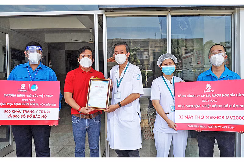 Đại diện Ban Tổ chức chương trình “Tiếp sức Việt Nam” trao máy thở và vật tư y tế, nhu yếu phẩm hỗ trợ Bệnh viện Nhiệt đới 2 (TP Hồ Chí Minh).