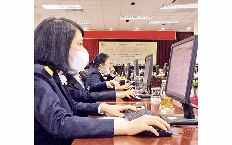 Cán bộ Cục Thuế Hà Nội trả lời câu hỏi của người nộp thuế trên website http://hanoi.gdt.gov.vn. (Ảnh Tiến Dũng)